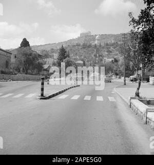 Israël 1964-1965: Haifa, Temple Bahai Description: Temple Bahai (Maison bahá'í du culte) sur les montagnes du Carmel vu de loin Annotation: Les maisons bahá'íes d'adoration sont destinées à la prière et à la méditation et sont librement accessibles à tous Date: 1964 lieu: Haïfa, Israël, montagnes du Carmel mots clés: Montagnes, images de rue, temples Banque D'Images
