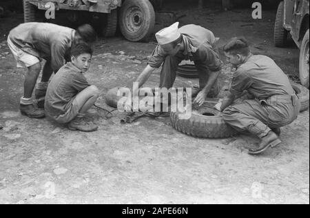 Transfert de commandement de Infantry IX par Le Major Van Ham au Commandant Cornet de 5-10 R.I. Description: [Gonflage Des Pneus] Date: 27 Mars 1948 Lieu: Indonésie, Pays-Bas East Indies, Sumatra Banque D'Images