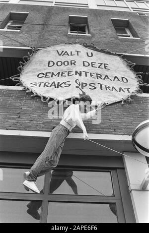 Manifestation contre l'austérité par la météo sur bande; prendre la voile avec la victime en chute dans la caserne IJtunnel à Amsterdam Date: 28 septembre 1983 lieu: Amsterdam, Noord-Holland mots clés: Actions, fonctionnaires, coupures, pompiers, caserne de pompiers Nom de l'institution: IJ-tunnel Banque D'Images