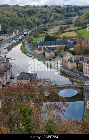 Vue aérienne de la ville historique de Dinan avec rivière Rance avec paysage nuageux spectaculaire, département des Côtes-d'Armor, Bretagne, nord-ouest de la France. Banque D'Images