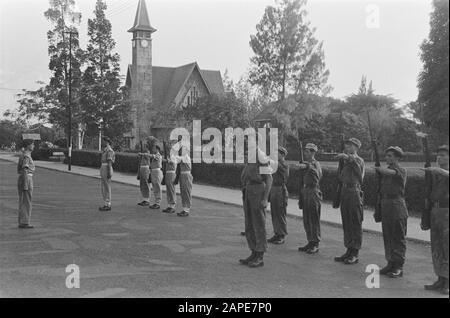 Palace Guard 2-14 Régiment D'Infanterie Description: Batavia. Menteng. Boulevard Orange-Nassau/Place Du Maire Bishop. Rachat de la garde Annotation: Dans l'arrière-plan l'Église de Nassau [maintenant Gereja Paulus] Date: Juillet 1946 lieu: Batavia, Indonésie, Jakarta, Hollandais East Indies Banque D'Images