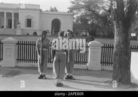 Palace Guard 2-14 Régiment D'Infanterie Description: Batavia. Le Palace est Très content de La Place Royale. Date De Remboursement : Juillet 1946 Lieu : Batavia, Indonésie, Jakarta, Pays-Bas East Indies Banque D'Images