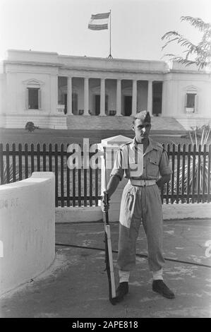 Palace Guard 2-14 Régiment D'Infanterie Description: Batavia. Le Palace est Très content de La Place Royale. Sentry Date : Juillet 1946 Lieu : Batavia, Indonésie, Jakarta, Pays-Bas East Indies Banque D'Images