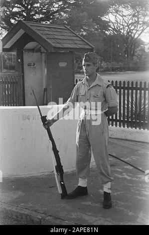 Palace Guard 2-14 Régiment D'Infanterie Description: Batavia. Le Palace est Très content de La Place Royale. Sentry Date : Juillet 1946 Lieu : Batavia, Indonésie, Jakarta, Pays-Bas East Indies Banque D'Images