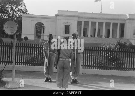 Palace Guard 2-14 Régiment D'Infanterie Description: Batavia. Le Palace est Très content de La Place Royale. Date De Remboursement : Juillet 1946 Lieu : Batavia, Indonésie, Jakarta, Pays-Bas East Indies Banque D'Images