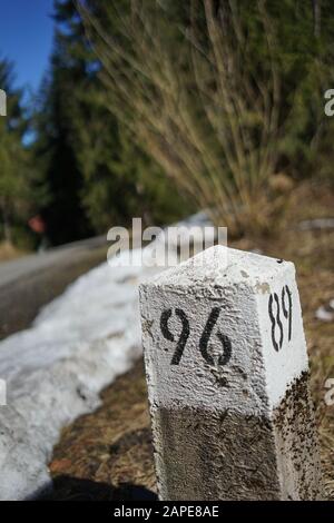 Gros plan d'un marqueur de distance à côté d'une autoroute Banque D'Images