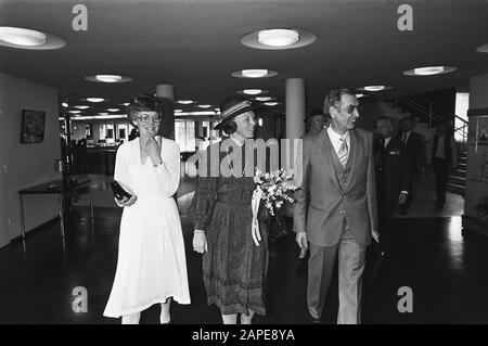 Beatrix a assisté à la présentation d'Utrecht ICODO en faisant des travaux de télex, le texte était visible, Beatrix avec Van der Hooft Date: 29 avril 1981 lieu: Utrecht mots clés: Tours, machines de télex Nom personnel: Beatrix, Queen, Icodo Banque D'Images