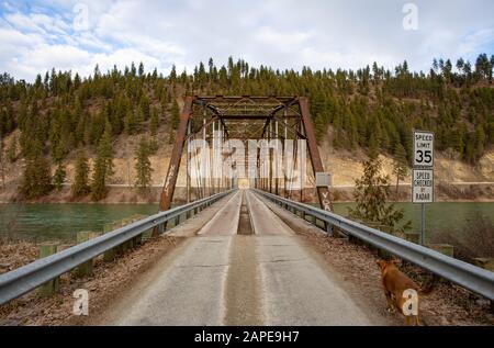 Le Pont Commémoratif Theodore Roosevelt Au-Dessus De La Rivière Kootenai, À Troy, Montana. La rivière Kootenai est un affluent de la rivière Columbia. Banque D'Images