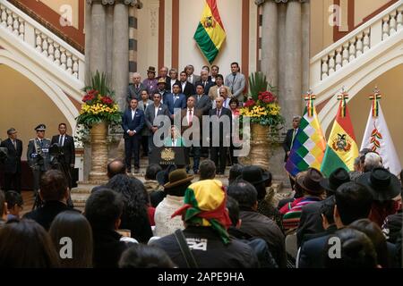 La Paz, Bolivie. 22 janvier 2020. Le président intérimaire bolivien Jeanine Añez prononce un discours sur l'anniversaire du changement de nom de la République de Bolivie en tant qu'État plurinational de Bolivie qui a été fait par le gouvernement de l'ancien président Evo Morales. Parmi les invités étaient également membres du mouvement de résistance qui était composé principalement de jeunes des zones urbaines opposés à la réélection d'Evo Morales. Radoslaw Czajkowski/ Alay Live News Banque D'Images