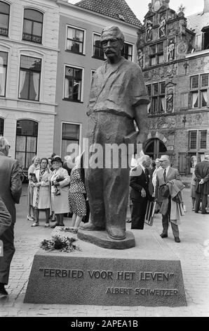 Dévoilement de la statue d'Albert Schweitzer sur le Brink dans Deventer; la statue est faite par Pieter de Monchy Description: Statue d'Albert Schweitzer pour Deventer par Pieter de Monchy Date: 21 mai 1975 lieu : Deventer, Overijssel mots clés: Images, révélations Nom personnel: Schweitzer, Albert Banque D'Images