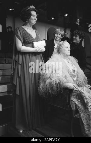 Statue de cire de la reine Beatrix dans le musée de sculpture de Madame Tussaud Description: Statue de la reine Beatrix à côté de la reine Wilhelmina Date: 12 octobre 1983 lieu: Amsterdam, Noord-Holland mots clés: Queens, Wash images Nom de l'institution: Madame Tussauds Banque D'Images