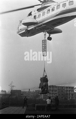 Statue de Saint-Elisabeth et le miracle Rose (par mari Andriessen) sera placé par hélicoptère au nouveau Saint-Elisabeth Gasthuis te Haarlem/Date: 7 décembre 1971 lieu: Haarlem mots clés: Images, hélicoptères Nom personnel: ANDRIESSEN, mari Nom de l'établissement: Sint Elisabeth Gasthuis Banque D'Images