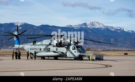 Les marines du Escadron des hélicoptères lourds maritimes 461 maintiennent un hélicoptère CH-53-E Super Stallion lors de leur déploiement pour un exercice d'entraînement à Colorado Springs, Colorado, le 9 janvier 2020. L’objectif de l’exercice est d’accroître la compétence de l’escadron en matière d’opérations aériennes par temps froid et à haute altitude et d’améliorer la préparation globale au combat. HMH-461 fait partie du Groupe des aéronefs marins 29, 2ème Escadre des aéronefs marins. (ÉTATS-UNIS Photo du corps marin par lance Cpl. Elias E. Pimentel III) Banque D'Images