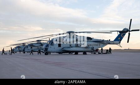 Les marines du Escadron des hélicoptères lourds maritimes 461 maintiennent un hélicoptère CH-53-E Super Stallion lors de leur déploiement pour un exercice d'entraînement à Colorado Springs, Colorado, le 9 janvier 2020. L’objectif de l’exercice est d’accroître la compétence de l’escadron en matière d’opérations aériennes par temps froid et à haute altitude et d’améliorer la préparation globale au combat. HMH-461 fait partie du Groupe des aéronefs marins 29, 2ème Escadre des aéronefs marins. (ÉTATS-UNIS Photo du corps marin par lance Cpl. Elias E. Pimentel III) Banque D'Images