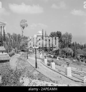 Israël 1964-1965: Haifa, Temple Bahai Description: Sculptures dans le jardin persan du Temple Bahai (Maison bahá'í du culte) sur les montagnes du Carmel Annotation: Les maisons bahá'íes d'adoration sont destinées à la prière et à la méditation et sont librement accessibles à tous Date: 1964 lieu: Carmel, Haifa, Israël mots clés: sculptures, montagnes, temples, jardins Banque D'Images