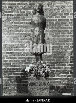 Statuette d'Anne Frank à Westermarkt à Amsterdam dévoilée par le maire Samkalden; la statue du sculpteur mari Andriessen Date: 14 mars 1977 lieu: Amsterdam, Noord-Holland mots clés: Sculpture, statues, seconde Guerre mondiale Nom personnel: Frank, Anne Banque D'Images