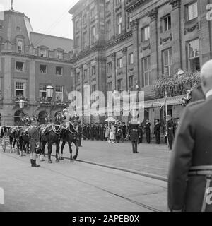 Abdication de la reine Wilhelmina/Inauguration de la reine Juliana Description: Début de la première tournée d'Amsterdam par Juliana comme nouvelle reine dans la crèche Date: 4 septembre 1948 lieu: Amsterdam, Noord-Holland mots clés: Inaugurations, Queens, Maison Royale, militaire, chevaux, palais, Princesses, Voitures personnelles Nom: Bernhard, Prince, Irene, Princesse, Juliana, Reine, Margriet, Princesse Banque D'Images