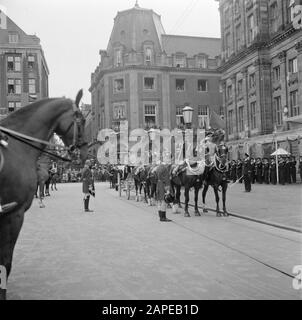 Abdication de la reine Wilhelmina/Inauguration de la reine Juliana Description: Début de la première tournée d'Amsterdam par Juliana comme nouvelle reine dans la crèche Date: 4 septembre 1948 lieu: Amsterdam, Noord-Holland mots clés: Inaugurations, reines, maison royale, militaire, chevaux, palais, calèches Nom personnel: Juliana, Reine Banque D'Images