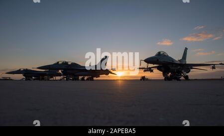 Trois F-16 Vipers sur la ligne de vol, le 15 janvier 2020, sur la base aérienne navale de Key West, en Floride, il y avait environ 180 Airmen et 16 avions de chasse F-16 transportés à Key West depuis la base aérienne de Holloman, N.m. permettre aux pilotes de base du 31ème Escadron de chasse de suivre une formation antiaérienne dissemblable. (ÉTATS-UNIS Photo de la Force aérienne par Airman 1ère classe automne Vogt) Banque D'Images