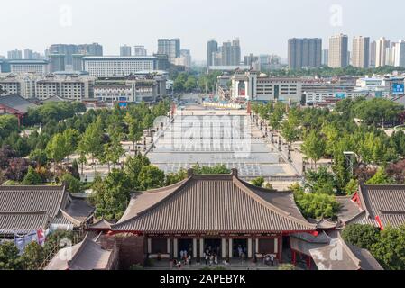 XI'An, province de Shaanxi, Chine - 9 août 2018 : vue aérienne de Xi'An depuis la pagode Giant Wild Goose. Banque D'Images