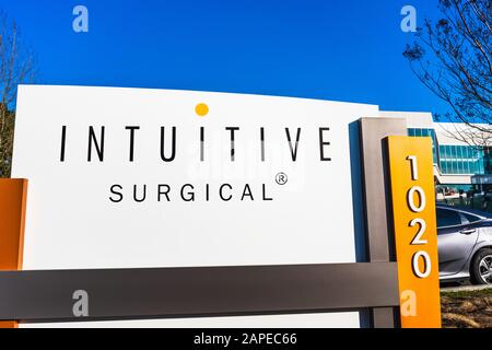 22 janvier 2020 Sunnyvale / CA / USA - siège Chirurgical Intuitif dans la Silicon Valley; Intuitive Surgical Inc. Est une société américaine qui se développe Banque D'Images