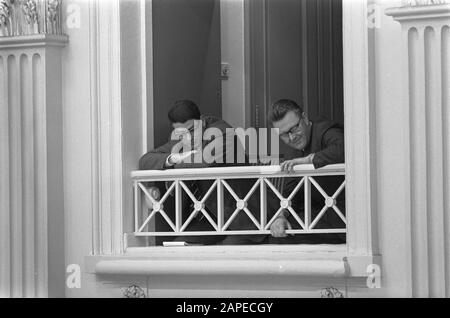 Renvoi au traitement Van der Molen en en Chambre basse, dans le pavillon Ed van Thijn et Alderman de Wit Date : le 30 juin 1966 mots clés : Ministres Nom personnel : Thijn, Ed van Banque D'Images