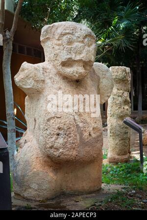 Fin de la période classique sculpture maya au site archéologique de Dzibilchaltun, Yucatan. La sculpture montre un personnage humain avec la tête d'une jaguar. Banque D'Images