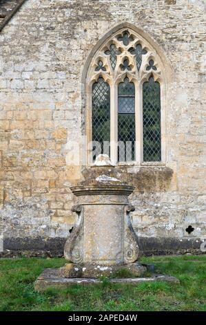 Pierre tombale cylindrique dans le cimetière de St Michael et De Toute l'église des Anges. Withington, Gloucestershire, Angleterre Banque D'Images