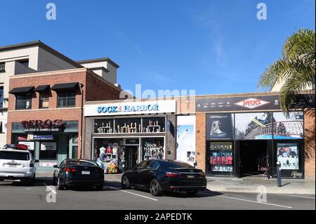 Huntington BEACH, CALIFORNIE - 22 JANV. 2020: Boutiques et Restaurants sur Main Street dans le centre-ville de Huntington Beach. Banque D'Images