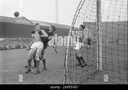 Belgique contre Hollande 0-0, Nicolay et Nuninga Date : 22 mars 1964 mots clés : sport, football nom De La Personne : Hollande Banque D'Images