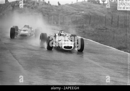 Grand Prix 68 Zandvoort. Dans la pluie passe Jack Stewart (numéro de gauche 8) Beltoise (numéro 17) /.; Banque D'Images