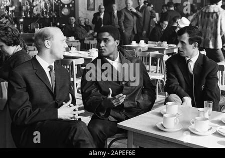 Benfica à Rotterdam, dans la cantine du stade, Kruiver (à gauche) et Moulijn (à droite) en conversation avec Eusébio (au milieu) Date : 7 avril 1963 lieu : Rotterdam, Zuid-Holland mots clés : appels, sports, football, footballeurs Nom personnel : Eusebio, Eusébio da Silva Ferreira, Crover, Piet, Moulijn, Nom de l'établissement : Benfica Benfica Benfica Banque D'Images