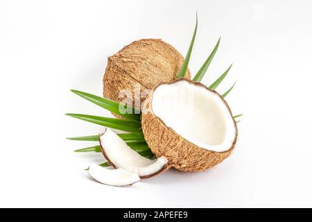 Avec la moitié de la noix de coco et de feuilles sur fond blanc Banque D'Images