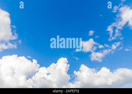 Grand bleu ciel ensoleillé avec des nuages blancs. Ciel bleu avec des gros plan de nuages. Les nuages blancs moelleux dans le ciel bleu. Banque D'Images