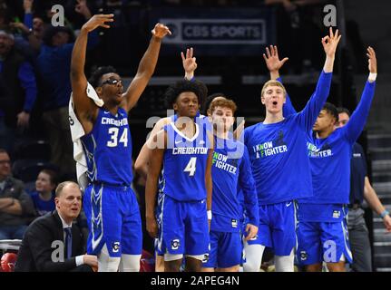 Chicago, Illinois, États-Unis. 22 janvier 2020. Les coéquipiers de Creighton célèbrent un gros coup lors du match de basket-ball de conférence NCAA Big East entre DePaul et Creighton dans la région de Wintrust à Chicago, Illinois. Dean Reid/Csm/Alay Live News Banque D'Images