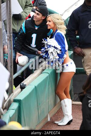 Kississimee, Floride, États-Unis. 22 janvier 2020. Un meneur de Dallas Cowboys pose avec un fan après la pratique NFC, mercredi 22 janvier 2020, à Kississimee, FLA (photo par IOS/ESPA-Images) crédit: Agence européenne de photographie sportive/Alamy Live News Banque D'Images