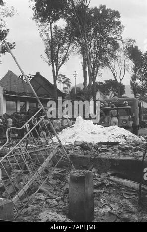 Garoet. Actions de purification environnement Tjibatoe et Wanaraja Description: La population rêve ensemble autour du transport militaire tugen. Au premier plan rubble d'un bâtiment détruit Date : 15 octobre 1947 lieu : Indonésie, Java, Antilles néerlandaises de l'est Banque D'Images