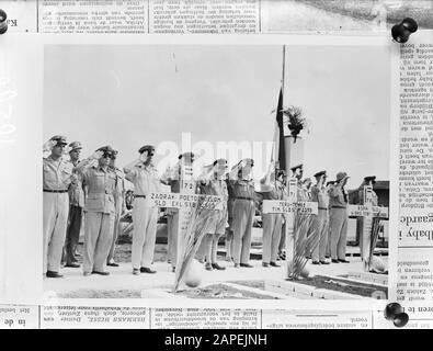 Les U-brigade disent au revoir à sa mort Date: 19 novembre 1946 lieu: Indonésie, Antilles néerlandaises de l'est mots clés: Funérailles, armée, militaire, obsèques Nom de l'institution: U-Brigade Banque D'Images