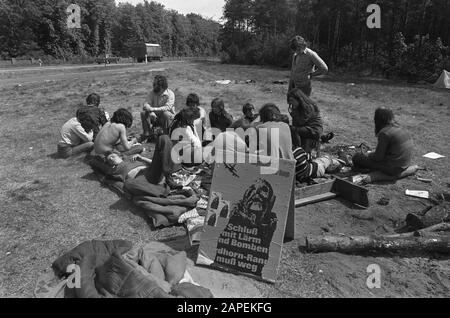 Résidents de la ville allemande Nordhorn protestant contre la base aérienne de l'OTAN, pont barré Date : 18 juin 1973 lieu : Nordhorn mots clés : protestations Nom de l'institution : OTAN Banque D'Images