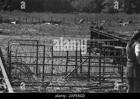 Résidents de la ville allemande Nordhorn protestant contre la base aérienne de l'OTAN, pont barré Date : 18 juin 1973 lieu : Nordhorn mots clés : protestations Nom de l'institution : OTAN Banque D'Images
