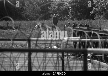 Résidents de la ville allemande Nordhorn protestant contre la base aérienne de l'OTAN, pont barré Date : 18 juin 1973 lieu : Nordhorn mots clés : protestations Nom de l'institution : OTAN Banque D'Images