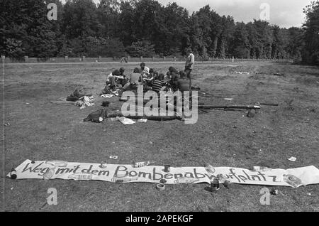 Résidents de la ville allemande Nordhorn protestant contre la base aérienne de l'OTAN, manifestants sur le chemin de la pratique Date: 18 juin 1973 lieu: Nordhorn mots clés: Protestataires Nom de l'institution : OTAN Banque D'Images