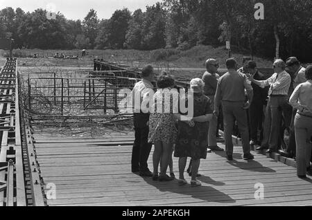 Résidents de la ville allemande Nordhorn protestant contre la base aérienne de l'OTAN, résidents se disputant à un pont bloqué Date: 18 juin 1973 lieu: Nordhorn mots clés: Protestations Nom de l'institution: OTAN Banque D'Images