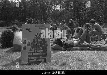 Résidents de la ville allemande Nordhorn protestant contre la base aérienne de l'OTAN, manifestants sur le chemin de la pratique Date: 18 juin 1973 lieu: Nordhorn mots clés: Protestataires Nom de l'institution : OTAN Banque D'Images