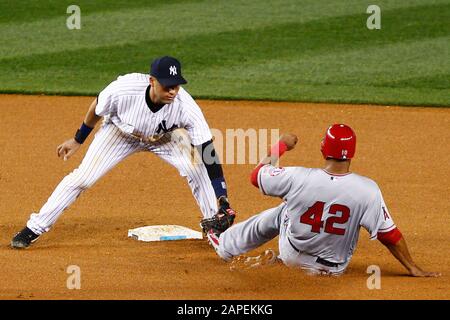 BRONX, NY: New York Yankees shortstop Derek Jeter (2) étiquette Los Angeles Angels outfielder Vernon Wells (10) le 15 avril 2012 au Yankee Stadium. Banque D'Images