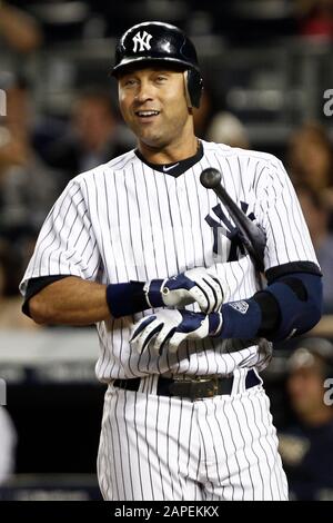 BRONX, NY - 22 MAI: New York Yankees shortstop Derek Jeter (2) contre les Kansas City Royals le 22 mai 2012 au Yankee Stadium. Banque D'Images