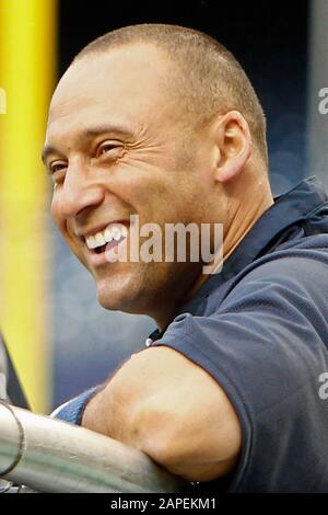 BRONX, NY - JUIN 6: New York Yankees arrêt court Derek Jeter (2) sourit avant le match contre les Tampa Bay Rays le 6 juin 2012 au Yankee Stadium. Banque D'Images