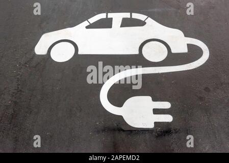 Un symbole de point de charge de voiture EV de véhicule électrique peint sur de l'asphalte dans un parking souterrain à Sydney, en Australie Banque D'Images