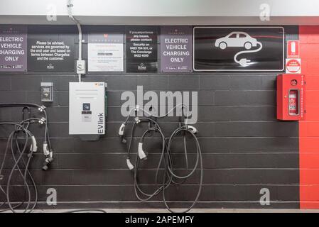 Un point de chargement de voiture EV pour véhicule électrique dans un parking souterrain à Sydney, en Australie Banque D'Images