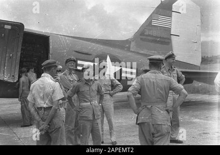 Loeboek Aloeng [nord de Padang]/Visite de la Mission militaire américaine à Padang/avion intermédiaire de la Croix-Rouge de Singapour à Padang/Ds. Steinhart in Pasar Usan Description: Visitez la Mission militaire américaine à Padang [salutation à l'aéroport] Date: 22 octobre 1947 lieu: Indonésie, Antilles néerlandaises Banque D'Images